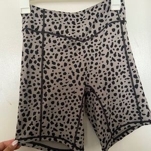 Balance Athletica Womens Ascend Snow Leopard print biker shorts Size M